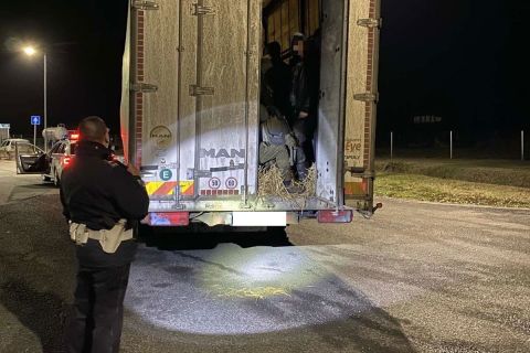 Az Inárcsnál megállított teherautó a rendőrség fotóján.