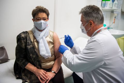 Bedros J. Róbert, az országos korházfőparancsnok helyettese, főigazgató beadja Müller Cecília országos tisztifőorvosnak a Pfizer-BioNTech koronavírus elleni vakcináját Budapesten a Szent Imre Egyetemi Oktatókórházban 2021. január 13-án.