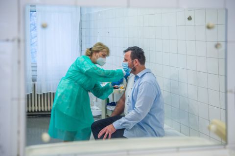 Megkapja egy dolgozó a Pfizer-BioNTech vakcinából készült koronavírus elleni védőoltást a fővárosi Szent János Kórház Kútvölgyi tömbjében 2020. december 15-én.