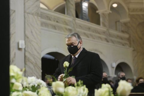 Orbán Viktor miniszterelnök Kriza Ákos (Fidesz-KDNP), Miskolc korábbi (2010-2019.) polgármesterének unitárius szertartás szerint tartott búcsúztatásán a miskolci Hunyadi utcai evangélikus templomban 2021. január 30-án.