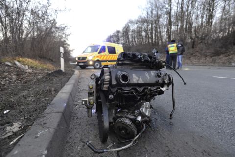 Ütközésben összetört személygépkocsi kiszakadt motorblokkja Gödöllőnél, a 3-as úton 2021. január 21-én.