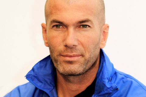 Zinédine Zidane algériai származású francia labdarúgó, edző.