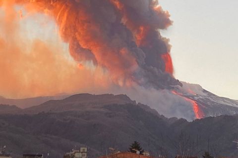 Kitört az Etna, lezárták a szicíliai Catania repülőterét