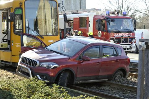 Összeroncsolódott személyautó a villamossíneken a XIV. kerületben, a Nagy Lajos király útján 2021. február 18-án, miután összeütközött a 62A villamossal.