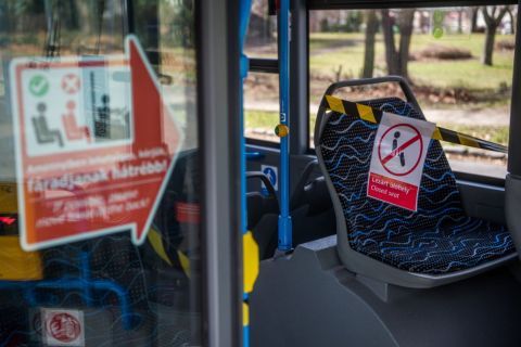 Tájékoztató felirat a járművezető védelmére lezárt első ülésekről a Budapesti Közlekedési Központ (BKK) egyik autóbuszán a Népligetben 2021. március 12-én.