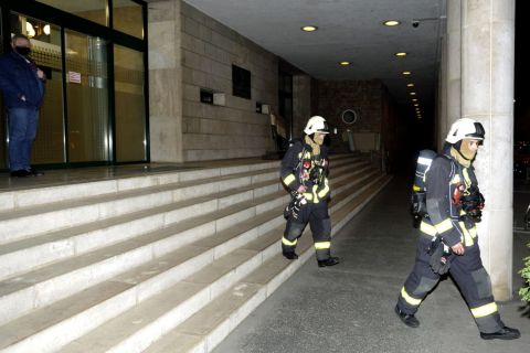 Tűzoltók dolgoznak az Országgyűlés Irodaháza előtt 2021. március 3-án, miután az épületben füst keletkezett.