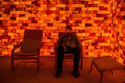Dolgozó pihen egy sószobában a Semmelweis Egyetem Szent Rókus Klinikai Tömbben kialakított oltóponton 2021. március 11-én.