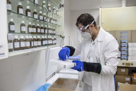 Majnár Miklós szakgyógyszerész kicsomagolja az újonnan érkezett koronavírus elleni oltóanyagot, a Pfizer-BioNTech-vakcinákat az egri Markhot Ferenc Kórházban 2021. március 2-án.