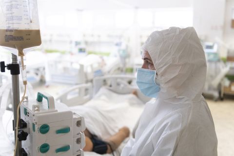 Ápoló a fehérgyarmati kórház koronavírussal fertőzött betegek fogadására kialakított intenzív osztályán 2021. április 2-án.