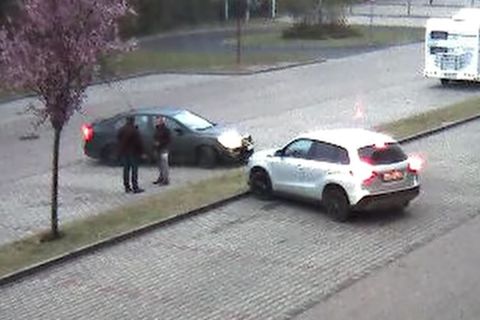 Részlet a férfi elfogásáról készült videóból.