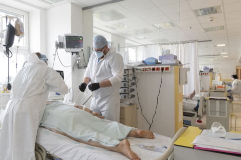 Lélegeztetett pácienst ápolnak Nyíregyházán, a Jósa András Oktatókórház koronavírussal fertőzött betegek fogadására kialakított intenzív osztályán 2021. április 2-án.