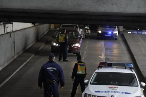 Rendőrségi ellenőrzés az Árkád parkolójában, miután egy férfi késsel próbált kirabolni egy pénzszállítót a bevásárlóközpontban 2021. április 14-én.