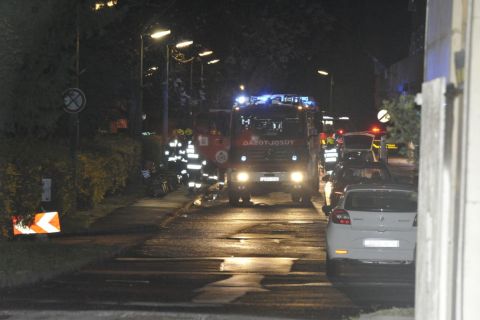 Tűzoltók a fővárosi Szent Margit Kórházban, ahol tűz volt az egyik kórteremben 2021. április 6-án. A III. kerületi Bécsi úti egészségügyi intézmény egyik kórtermében a berendezési tárgyak égtek mintegy nyolc négyzetméteren. A nagy erőkkel kivonult fővárosi hivatásos tűzoltók rövid idő alatt eloltották a lángokat.