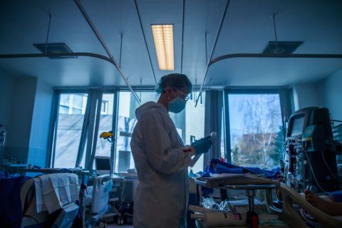 Védőfelszerelést viselő ápoló a fővárosi Semmelweis Egyetem Városmajori Szív- és Érgyógyászati Klinika koronavírussal fertőzött betegek fogadására kialakított intenzív osztályán 2021. április 9-én.