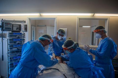 Védőfelszerelést viselő orvosok ultrahangos vizsgálatot végeznek a koronavírussal fertőzött betegek fogadására kialakított intenzív osztályon a Szent László Kórházban 2021. április 12-én.