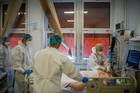 Lélegeztetett beteget látnak el védőfelszerelést viselő orvosok a fővárosi Honvédkórház koronavírussal fertőzött betegek fogadására kialakított intenzív osztályán 2021. április 1-jén.