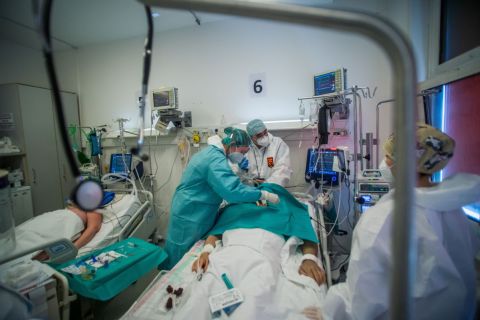 Lélegeztetett beteget látnak el védőfelszerelést viselő orvosok és ápolók a fővárosi Honvédkórház koronavírussal fertőzött betegek fogadására kialakított intenzív osztályán 2021. április 1-jén.