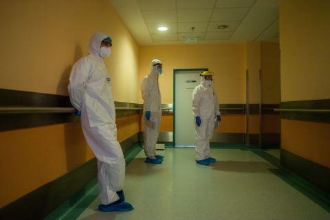 Védőfelszerelést viselő orvosok vizitelnek a fővárosi Honvédkórház koronavírussal fertőzött betegek fogadására kialakított osztályán 2021. április 1-jén.
