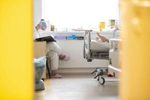 Ápoló egy lélegeztetett páciens mellett  Nyíregyházán, a Jósa András Oktatókórház koronavírussal fertőzött betegek fogadására kialakított intenzív osztályán 2021. április 2-án.