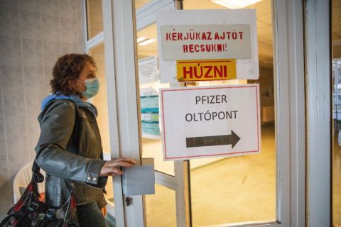 Egy pedagógus érkezik a Dr. László Elek Kórház és Rendelőintézetben kialakított oltópontra, hogy felvegye a Pfizer-BioNTech koronavírus elleni vakcinájának első adagját Orosházán 2021. április 1-jén.