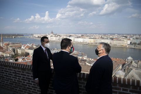 Orbán Viktor miniszterelnök, a Fidesz elnöke (j) Matteo Salvinivel, az olasz jobboldali kormánypárt, a Liga vezetőjével (k) és Mateusz Morawiecki lengyel miniszterelnökkel (b) folytatott háromoldalú találkozóján a Karmelita kolostorban 2021. április 1-jén.