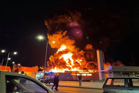 Hatalmas lángokkal ég a szentendrei Spar áruház