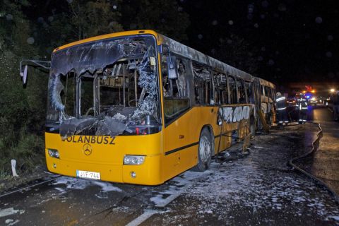Kiégett autóbusz az M7-es autópályán Érdnél, a Balaton felé tartó oldalon 2021. május 28-án este. A járművön ketten voltak, de ők időben elhagyták a buszt. A balesetben senki sem sérült meg.