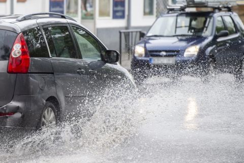 Autók közlekednek a vízzel elöntött Kecskeméti úton felhőszakadás után Nagykőrösön 2021. május 17-én.