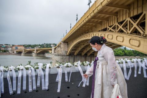 Koreai népviseletbe öltözött megemlékező a Hableány-emlékmű felavatásán Budapesten a Margit híd pesti hídfőjénél 2021. május 31-én. A Hableány sétahajó tragédiájának második évfordulóján avatták fel a baleset áldozatainak emlékművét a szerencsétlenség helyszínén. A Hableány sétahajó 2019. május 29-én süllyedt el Budapesten, a Margit híd közelében, miután összeütközött a Viking Sigyn szállodahajóval. A Hableányon 35-en utaztak, 33 dél-koreai turista és a kéttagú magyar személyzet. Hét turistát sikerült kimenteni, 27 áldozat holttestét megtalálták, egy dél-koreai utast továbbra is eltűntként tartanak nyilván.