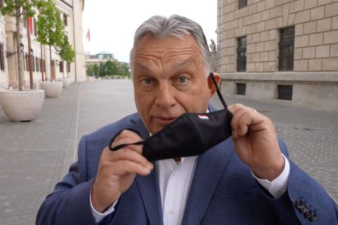 Orbán Viktor leveszi a maszkját.