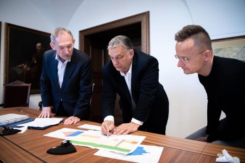 Orbán Viktor tollával mutatta meg Szijjártónak és Pintérnek, hol van a papírlap közepe