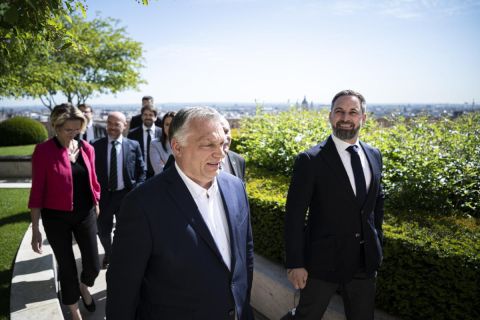 Orbán Viktor miniszterelnök, a Fidesz elnöke (b) fogadja a spanyol jobboldali VOX párt vezetőjét, Santiago Abascalt a Karmelita kolostorban 2021. május 27-én.