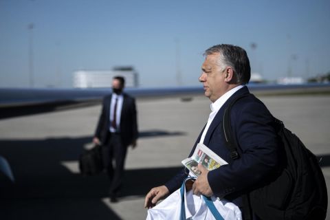 Orbán Viktor miniszterelnök brit partnerével, Boris Johnsonnal folytatandó londoni találkozójára indul a Liszt Ferenc-repülőtérről 2021. május 28-án.