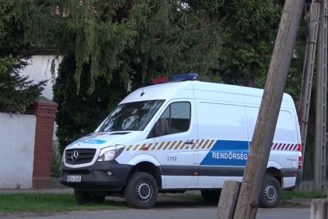 Rendőrök helyszínelnek Kásler Miklós sárvári otthonánál.
