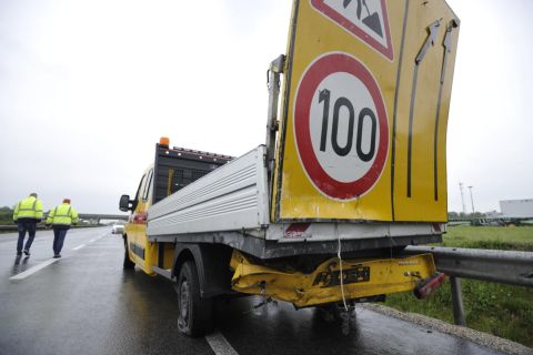 A közútkezelő terelést előjelző sérült teherautója, amelybe belehajtott egy személygépkocsi az M5-ös autópályán, az újhartyáni lehajtónál 2021. május 20-án.