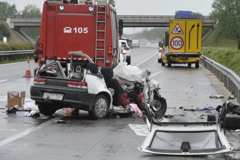 Összeroncsolódott személygépkocsi, miután belehajtott a közútkezelő terelést előjelző, álló teherautójába (hátul) az M5-ös autópályán, az újhartyáni lehajtónál 2021. május 20-án.