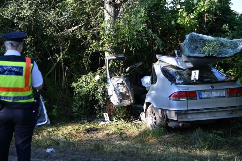 Fának csapódott, összetört személygépkocsi Biatorbágy közelében a 8101-es úton 2021. június 13-án.