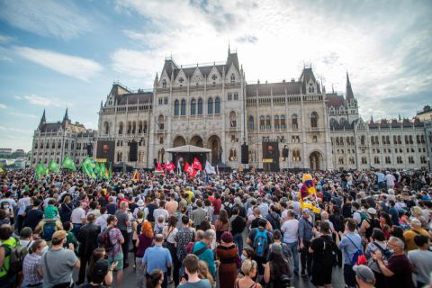 Résztvevők a kínai Fudan Egyetem budapesti kampuszának létrehozása ellen meghirdetett tüntetésen a Parlament előtt, a Kossuth Lajos téren 2021. június 5-én.