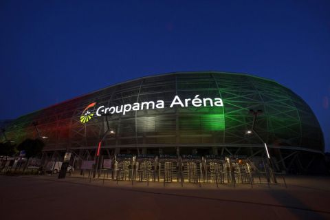 A nemzeti színekkel megvilágított Groupama Aréna a Németország-Magyarország labdarúgó-mérkőzés alatt 2021. június 23-án.
