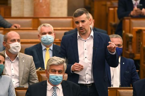 Jakab Péter, a Jobbik frakcióvezetője felszólal napirend előtt az Országgyűlés plenáris ülésén 2021. június 14-én.