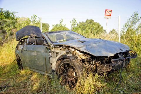 Árokba csapódott személygépkocsi az M7-es autópálya Letenye felé vezető oldalán, a tárnoki kihajtónál 2021. június 23-án.