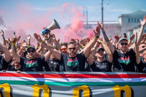 Magyar szurkolók a Dózsa György úton 2021. június 15-én. A koronavírus-járvány miatt 2021-re halasztott 2020-as labdarúgó Európa-bajnokság F csoportjában szereplő magyar válogatott Portugália ellen lép pályára ezen a napon.