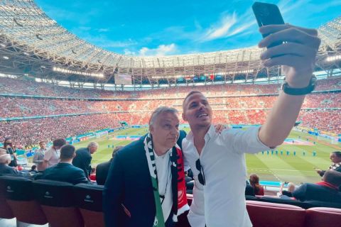 Orbán Viktor szelfizteti magát Dzsudzsák Balázzsal a Magyarország–Portugália mérkőzés előtt a Puskás Arénában 2021. június 15-én.