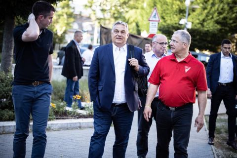 Kocsis Máté, Orbán Viktor és Kósa Lajos érkeznek a frakcióülésre 2021. június 16-án.