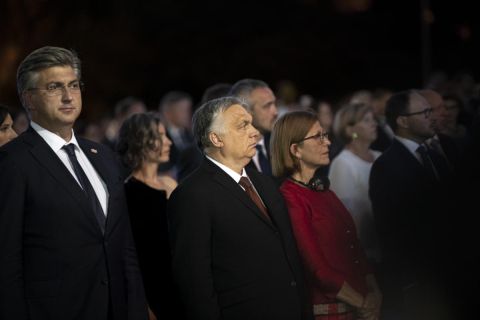 Orbán Viktor miniszterelnök és felesége, Lévai Anikó (k) a szlovén államiság 30. évfordulója és Szlovéniának az Európai Unió Tanácsában betöltendő elnöksége alkalmából rendezett állami ünnepségen Ljubljanában 2021. június 25-én. Balra Andrej Plenkovic horvát kormányfő.