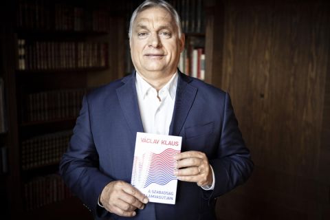 Orbán Viktor kormányfő Václav Klaus A szabadság hullámvasútján című könyvével kezében a Karmelita kolostor könyvtárában 2021. június 19-én.