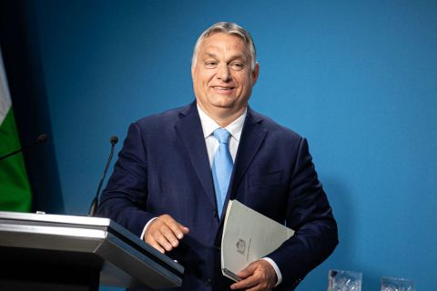 Külföldi lapokban, fizetett hirdetésekben sorosozik és gyalázza az EU-t Orbán