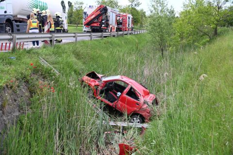 Az árokba csapódott, összetört személygépkocsi Újszilvásnál 2021. június 1-jén.