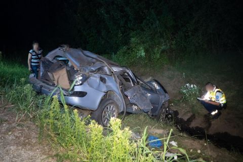 Rendőr összeroncsolódott személyautó mellett helyszínel az M6-os autópályánál Szekszárd közelében, Szedresnél, ahol szalagkorlátnak csapódott egy személyautó 2021. július 24-én.