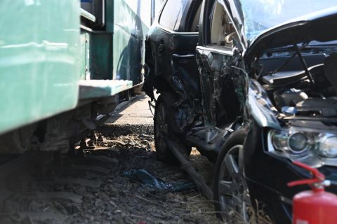 A HÉV-vel történt ütközésben összetört autó Csömörön a Major utcában 2021. július 12-én.